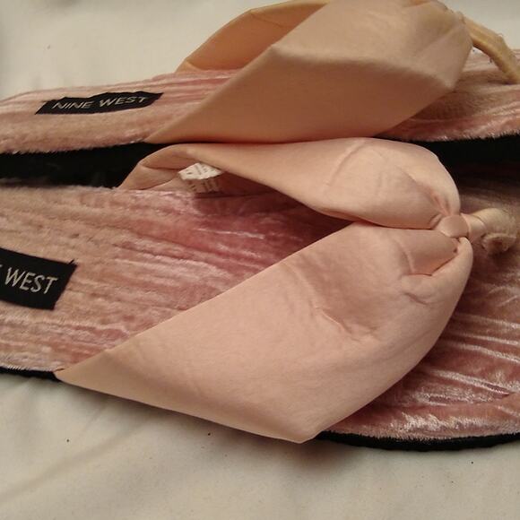 Nine west women's size 7/8 felt and satin thongs. - Picture 4 of 5